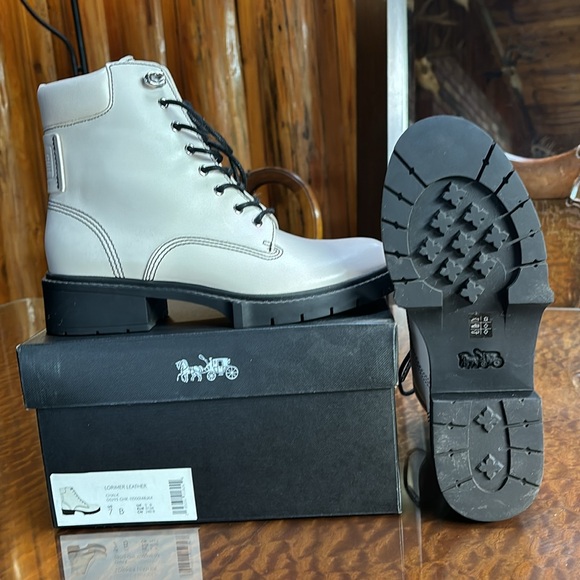 Coach  Lorimer Chalk Leather boots. - Picture 4 of 4